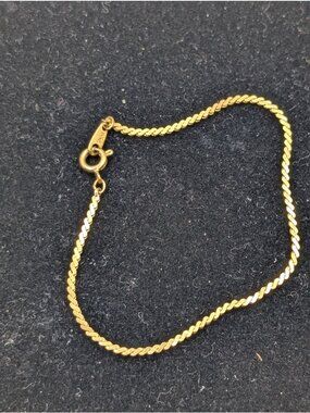 Vintage Crown Trifari Bracelet Gold Tone Size 6.75 Quiet luxury minimalist